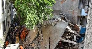 दिल्ली के बुराड़ी में चार मंजिला इमारत गिरी, कई लोगों के फंसे होने की आशंका, केजरीवाल ने दिया जवाब