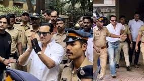 शिवसेना नेता संजय निरुपम ने सैफ अली खान के तेजी से ठीक होने पर सवाल उठाते हुए कहा कि वह ‘कूदते और नाचते हुए घर लौटते हैं।’ शिवसेना नेता संजय निरुपम ने सैफ अली खान के तेजी से ठीक होने पर सवाल उठाते हुए कहा कि वह 'कूदते और नाचते हुए घर लौटते हैं।'