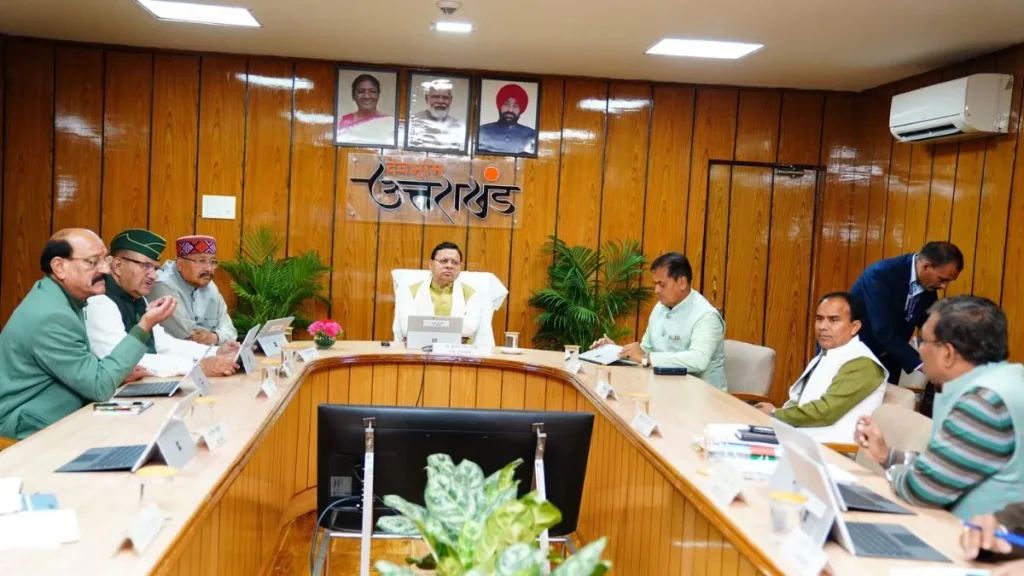 उत्तराखंड कैबिनेट ने खरीद को प्रतिबंधित करने और राज्य के संसाधनों की सुरक्षा के लिए एक नया भूमि कानून पारित किया।