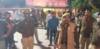 यूपी के बाराबंकी में कार-ट्रक की टक्कर में मरने वालों की संख्या पहुंची आठ, दो और ने तोड़ा दम